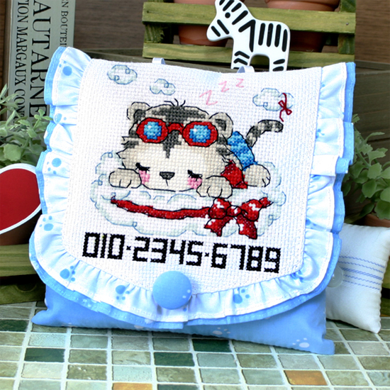 Sodastitch Indonesia CUS-YD-5547-4 - Blue Dog Footprint Motif Cushion